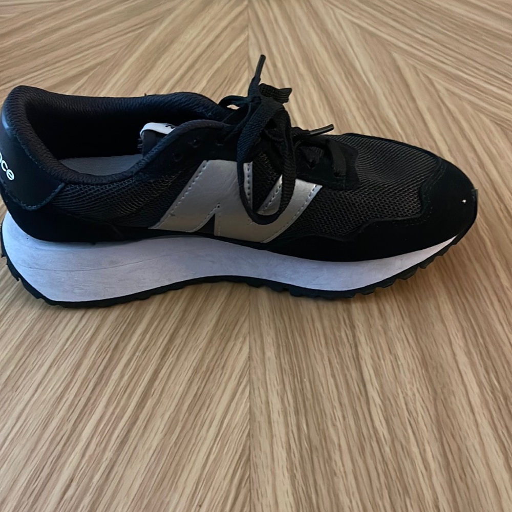 Very good condition black new balance size 6